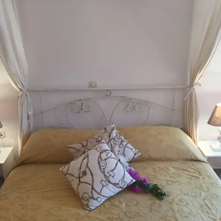 Ξενοδοχείο με διαμερίσματα Bougenvilia Tomas 3*